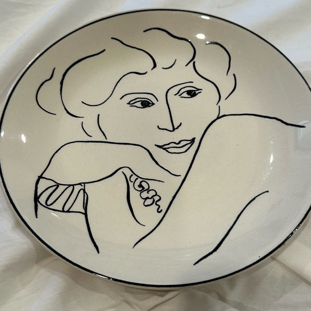One Handcrafted Francesca Pattern 6153 Dinner Plate